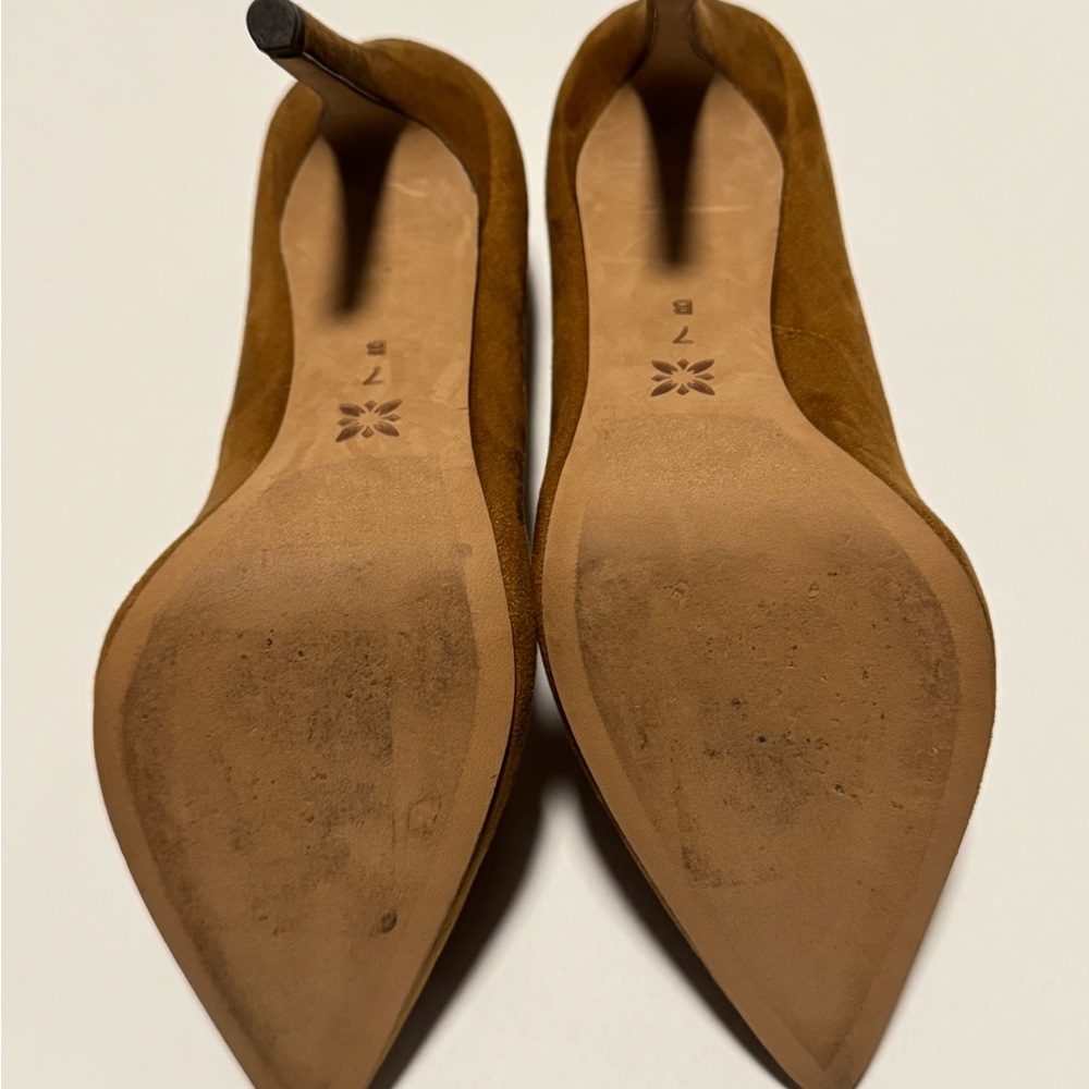 BCBG Generation suede tan pump
Size 7 - Picture 4 of 4